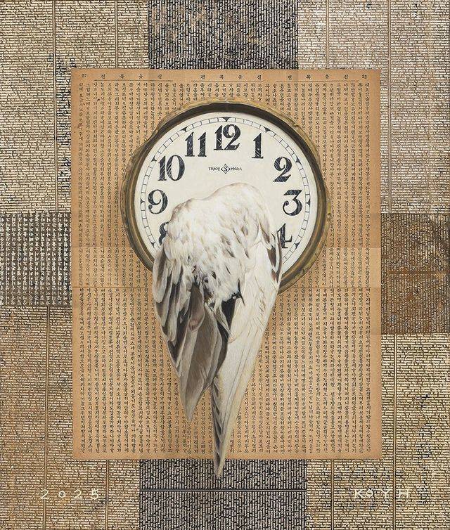 고영훈 무제 2025Acrylic on silk screen, old books, canvas53 x 45 cm *재판매 및 DB 금지