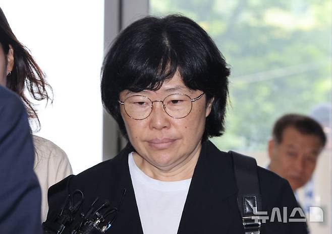 [서울=뉴시스] 황준선 기자 = 유재은 전 국방부 법무관리관이 21일 오전 서울 서초구 순직해병 특검팀(이명현 특별검사) 사무실에 열린 3차 소환 조사에 출석하고 있다.  2025.08.21. hwang@newsis.com