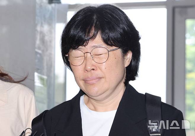 [서울=뉴시스] 황준선 기자 = 유재은 전 국방부 법무관리관이 21일 오전 서울 서초구 순직해병 특검팀(이명현 특별검사) 사무실에 열린 3차 소환 조사에 출석하고 있다.  2025.08.21. hwang@newsis.com