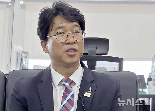 [광주=뉴시스] 류형근 기자 = 21일 오전 광주 서구 광주시의회 기자실에서 차승세 전 광주시 정무특보도가 더불어민주당이 추진하고 있는 '평단원 최고위원 선출'에 도전하겠다는 뜻을 밝히고 있다. 2025.08.21. hgryu77@newsis.com