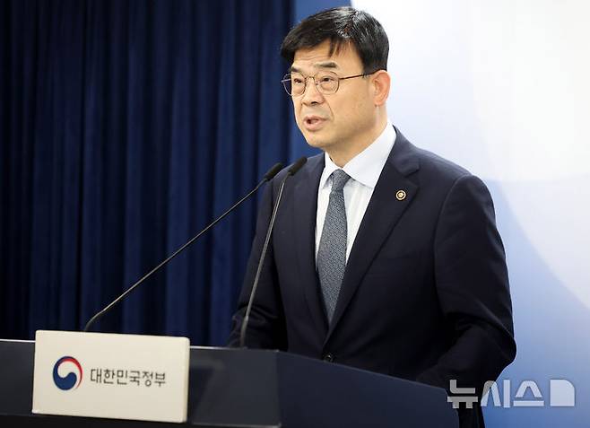 [서울=뉴시스] 추상철 기자 = 이상경 국토교통부 제1차관이 21일 오후 서울 종로구 정부서울청사에서 외국인 토지거래허가구역 지정 관련 브리핑을 하고 있다. 2025.08.21. scchoo@newsis.com