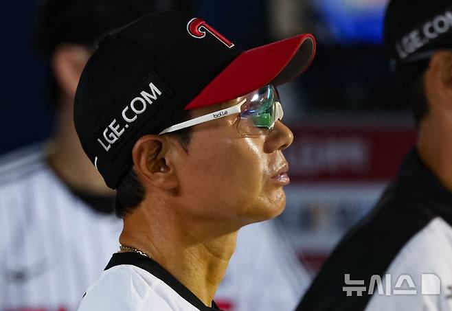 [서울=뉴시스] 황준선 기자 = 6일 서울 송파구 잠실야구장에서 열린 2025 KBO리그 두산 베어스와 LG 트윈스의 경기, LG 염경엽 감독이 경기를 지켜보고 있다. 2025.08.06. hwang@newsis.com