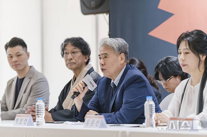 [서울=뉴시스]21일 서울 중구 국립극장 해오름극장에서 '창극 중심 세계 음악극 축제' 기자간담회가 열렸다. 박인건 국립극장장이 발언하고 있다. (사진=국립극장 제공)