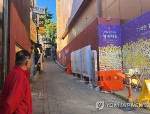 이태원 참사가 발생한 골목을 바라보는 한 시민 [연합뉴스 자료사진]