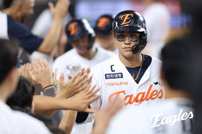 '빛바랜 전 구단 상대 홈런' 한화 채은성이 20일 두산과 홈 경기에서 시즌 19호 홈런을 날린 뒤 동료들과 하이파이브하고 있다. 한화