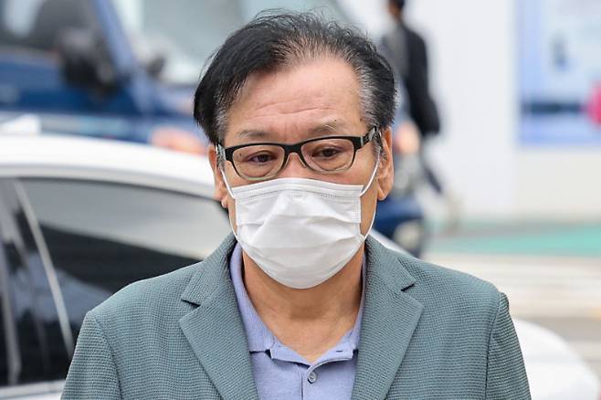 영장심사를 포기한 건진법사 전성배 씨가 21일 민중기 특별검사팀 사무실이 마련된 서울 종로구 KT 광화문빌딩 웨스트에서 대기하기 위해 출석하고 있다. 연합뉴스