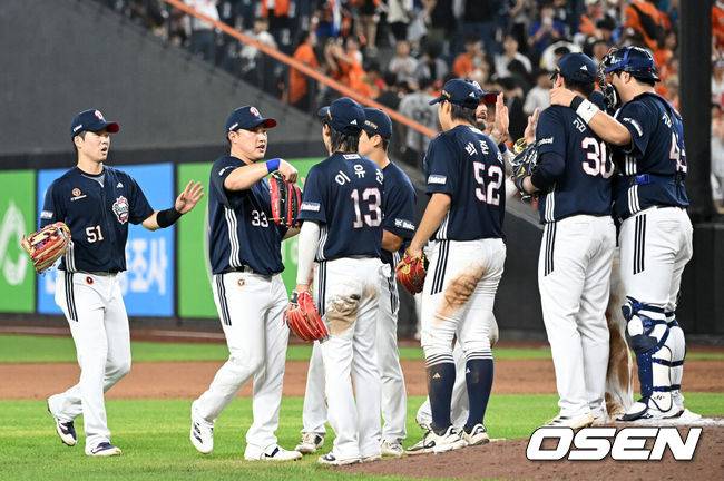 [OSEN=대전, 이대선 기자] 프로야구 두산 베어스가 파죽의 6연승을 질주했다. 장단 16안타 13득점을 폭발한 가운데 토종 에이스 곽빈도 60일 만에 웃었다. 두산은 20일 대전 한화생명볼파크에서 열린 2025 신한 SOL Bank KBO리그 한화 이글스와의 원정경기를 13-9로 승리했다.경기 종료 후 두산 선수들이 승리의 기쁨을 나누고 있다. 2025.08.20 /sunday@osen.co.kr