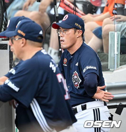 [OSEN=대전, 이대선 기자] 20일 오후 대전 한화생명볼파크에서 2025 신한 SOL Bank KBO리그 한화 이글스와 두산 베어스의 경기가 열렸다.한화는 조동욱, 두산은 곽빈을 선발로 내세웠다.1회초 두산 조성환 감독대행이 경기를 바라보고 있다. 2025.08.20 /sunday@osen.co.kr