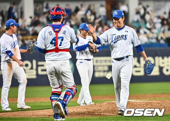 [OSEN=대구, 이석우 기자] 4일 대구삼성라이온즈파크에서 2025 신한 SOL 뱅크 KBO 리그 삼성 라이온즈와 한화 이글스의 경기가 열렸다. 홈팀 삼성이 선발 투수 원태인의 호투에 힘입어 한화에 5-0으로 승리했다. 삼성 라이온즈 송은범이 강민호와 승리의 기쁨을 나누고 있다. 2025.04.04 / foto0307@osen.co.kr