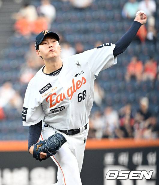 [OSEN=대전, 이대선 기자] 20일 오후 대전 한화생명볼파크에서 2025 신한 SOL Bank KBO리그 한화 이글스와 두산 베어스의 경기가 열렸다.한화는 조동욱, 두산은 곽빈을 선발로 내세웠다.경기에 앞서 한화 선발투수 조동욱이 역투하고 있다. 2025.08.20 /sunday@osen.co.kr
