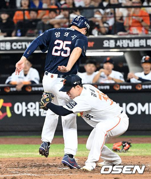 [OSEN=대전, 이대선 기자] 20일 오후 대전 한화생명볼파크에서 2025 신한 SOL Bank KBO리그 한화 이글스와 두산 베어스의 경기가 열렸다.한화는 조동욱, 두산은 곽빈을 선발로 내세웠다.3회초 2사 2,3루에서 두산 3루주자 양의지가 폭투를 틈타 득점을 하고 있다. 2025.08.20 /sunday@osen.co.kr