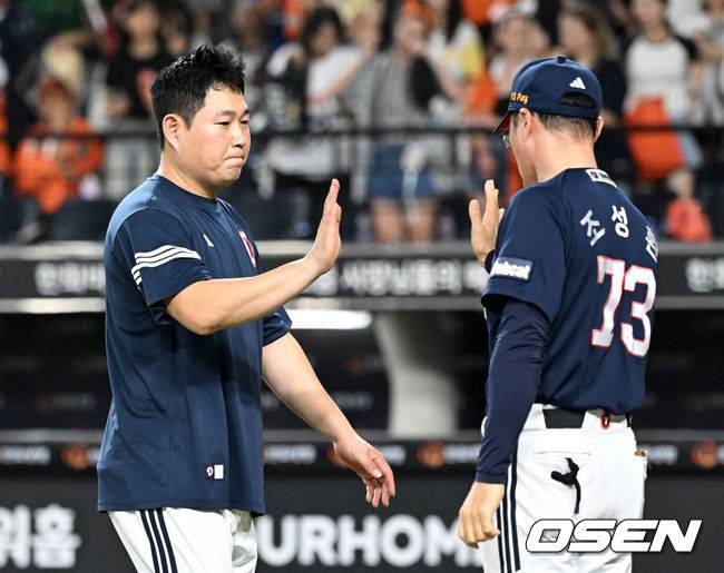 [OSEN=대전, 이대선 기자] 프로야구 두산 베어스가 파죽의 6연승을 질주했다. 장단 16안타 13득점을 폭발한 가운데 토종 에이스 곽빈도 60일 만에 웃었다. 두산은 20일 대전 한화생명볼파크에서 열린 2025 신한 SOL Bank KBO리그 한화 이글스와의 원정경기를 13-9로 승리했다.경기 종료 후 두산 조성환 감독대행이 양의지와 승리의 기쁨을 나누고 있다. 2025.08.20 /sunday@osen.co.kr