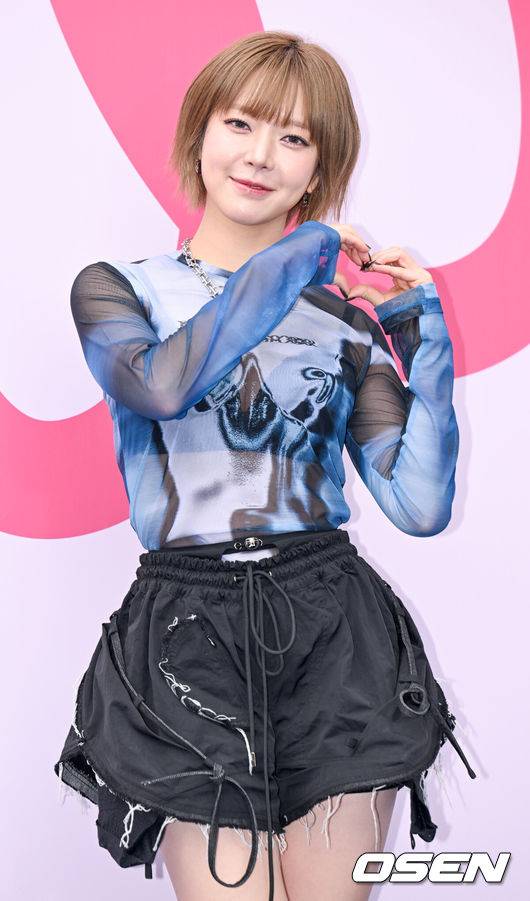 [OSEN=김성락 기자] 4일 오후 서울 성동구 에스팩토리에서 서울 2024 F/W 서울패션위크가 열렸다. 2024 F/W 서울패션위크는 동대문디자인플라자(DDP)와 성수 에스팩토리에서 5일까지 열린다. 가수 초아가 취재진을 향해 포즈를 취하고 있다. 2024.02.04 / ksl0919@osen.co.kr