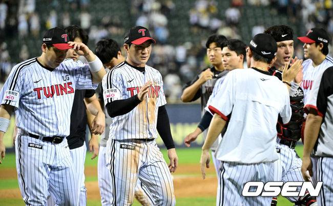 [OSEN=잠실, 최규한 기자] 프로야구 LG 트윈스가 롯데 자이언츠를 10연패로 몰아넣었다. LG는 70승에 선착했다.&nbsp;LG는&nbsp;20일 서울 잠실구장에서 열린 2025 KBO리그 롯데와 경기에서 5-3으로 승리했다. 최근 3연승을 달리며 1위 자리를 굳히고 있다. 후반기 22승 5패 초상승세다. 반면 롯데는 10연패 수렁에 빠졌다. 2003년 이후 22년 만에 10연패다.&nbsp;경기를 마치고 승리한 LG 선수들과 염경엽 감독을 비롯한 코칭스태프가 인사를 나누고 있다. 2025.08.20 / dreamer@osen.co.kr