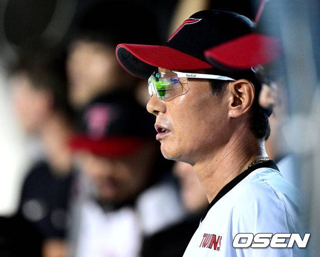 [OSEN=잠실, 최규한 기자] 프로야구 LG 트윈스가 롯데 자이언츠를 10연패로 몰아넣었다. LG는 70승에 선착했다.&nbsp;LG는&nbsp;20일 서울 잠실구장에서 열린 2025 KBO리그 롯데와 경기에서 5-3으로 승리했다. 최근 3연승을 달리며 1위 자리를 굳히고 있다. 후반기 22승 5패 초상승세다. 반면 롯데는 10연패 수렁에 빠졌다. 2003년 이후 22년 만에 10연패다.&nbsp;9회초 수비 때 LG 염경엽 감독이 그라운드를 주시하고 있다. 2025.08.20 / dreamer@osen.co.kr