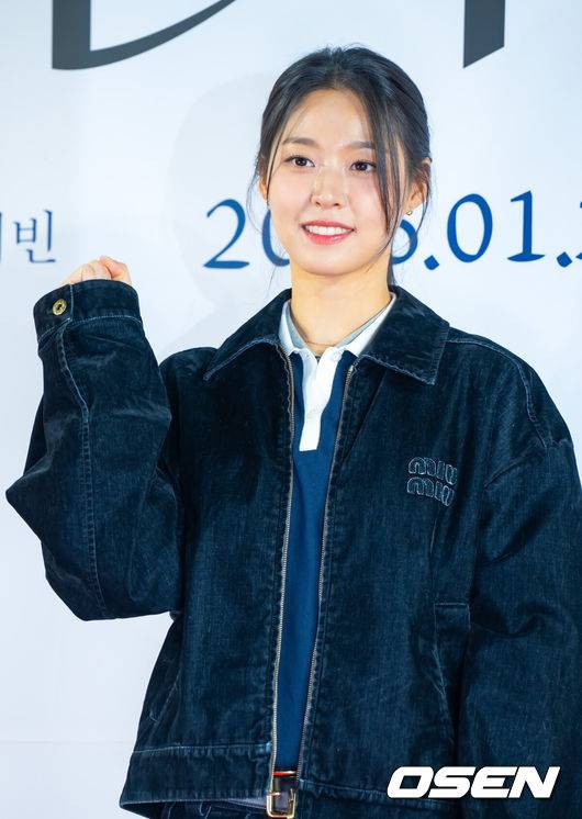 [OSEN=민경훈 기자] 21일 오후 서울 송파구 신천동 롯데시네마 월드타워에서 영화 '검은 수녀들' VIP 시사회가 열렸다. '검은 수녀들'은 한국 오컬트의 새로운 장을 열었다는 평가를 받으며 관객들을 사로잡은 영화 '검은 사제들'의 두 번째 이야기로 강력한 악령에 사로잡힌 소년을 구하기 위해 금지된 의식에 나서는 사람들의 이야기를 그린 영화다.가수 겸 배우 김설현이 포토타임을 갖고 있다. 2025.01.21 / rumi@osen.co.kr