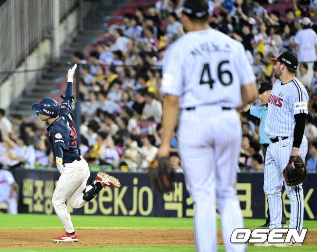 [OSEN=잠실, 최규한 기자] 21일 서울 잠실야구장에서 ‘2025 신한 SOL Bank KBO리그’ LG 트윈스와 롯데 자이언츠의 경기가 열렸다.홈팀 LG는 요니 치리노스, 방문팀 롯데는 이민석을 선발로 내세웠다.4회초 무사 선두타자로 나선 롯데 이호준이 달아나는 우월 솔로포를 날리고 그라운드를 돌며 기뻐하고 있다. 2025.08.21 / dreamer@osen.co.kr
