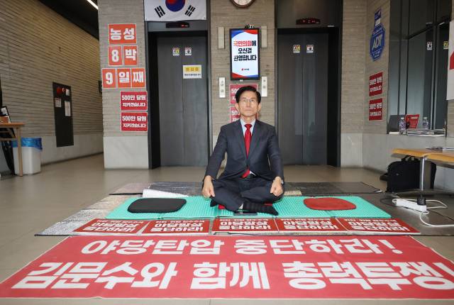 ▲국민의힘 김문수 당 대표 후보가 21일 특검의 당사 압수수색 저지를 위해 서울 여의도 중앙당사 1층 로비에서 무기한 농성을 이어가고 있다. ⓒ연합뉴스