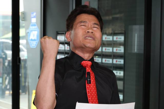 ▲국민의힘 전당대회 방해 논란 당사자인 전한길 씨가 당 윤리위원회의 징계 절차가 시작된 11일 서울 여의도 당사에서 김근식 최고위원 후보에 대한 징계 요구서를 전달하기에 앞서 입장을 밝히고 있다. ⓒ연합뉴스