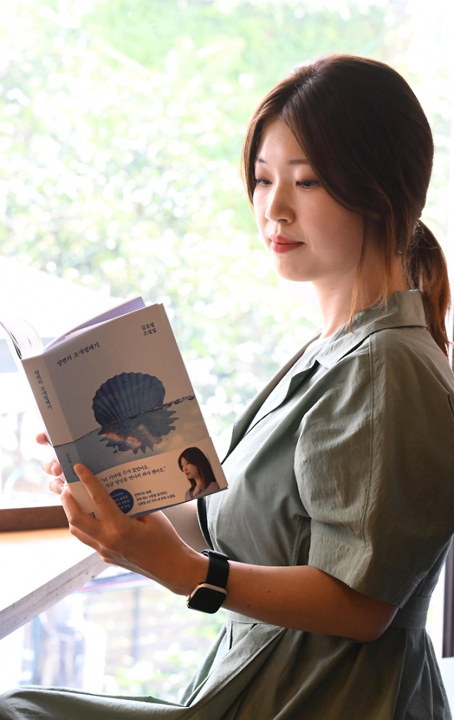 신작 소설집 ‘양면의 조개껍데기’로 돌아온 김초엽은 지난 19일 “평소에 제 관심사에서 많이 멀어 보이는 분야의 논픽션이나 자료를 찾아 읽으며 영감을 얻는다”고 말했다. 안주영 전문기자