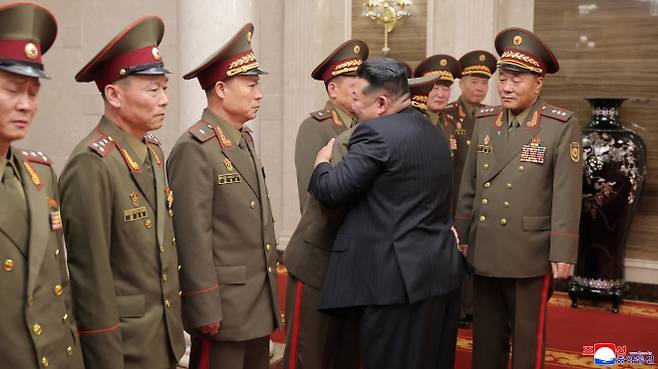김정은 북한 국무위원장이 지난 20일 당 중앙위원회 본부청사에서 국가표창수여식 참석차 귀국한 해외작전부대 주요 지휘관들을 만났다고 조선중앙통신이 21일 보도했다. 2025.8.21 조선중앙통신 연합뉴스