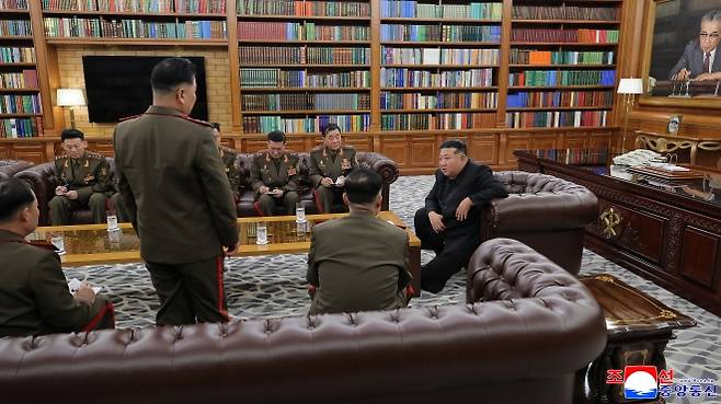 김정은 북한 국무위원장이 지난 20일 당 중앙위원회 본부청사에서 국가표창수여식 참석차 귀국한 해외작전부대 주요 지휘관들을 만났다고 조선중앙통신이 21일 보도했다. 2025.8.21 조선중앙통신 연합뉴스