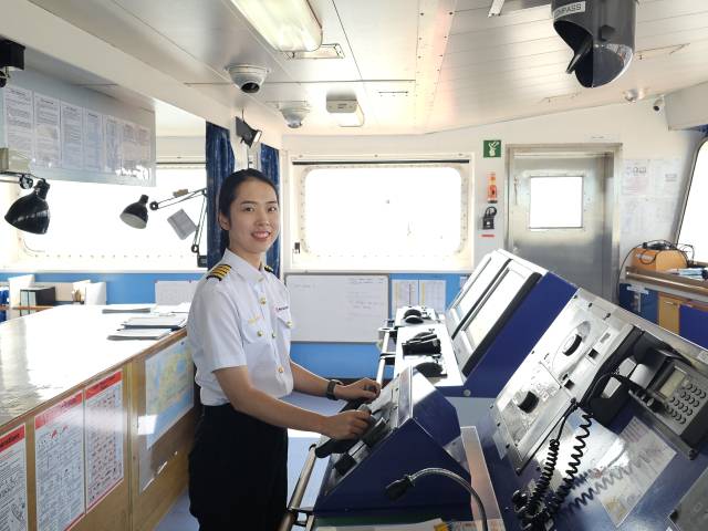 김승주 우양상선 선장이 조타실에서 포즈를 취하고 있다. 사진 제공=김승주 선장