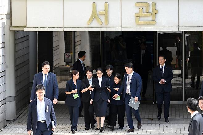 8월12일 서울중앙지방법원에서 열린 구속 전 피의자 심문을 마친 김건희씨가 법원을 나서고 있다. ⓒ사진공동취재단