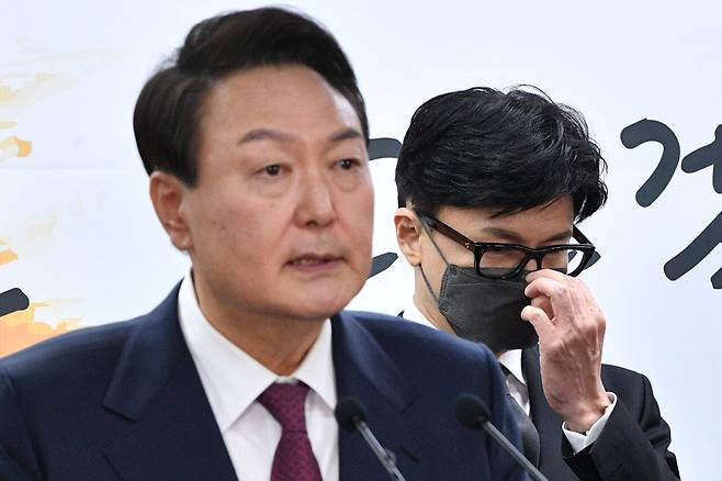 2022년 4월13일 윤석열 대통령 당선자가 대통령직인수위원회 브리핑룸에서 2차 국무위원 후보 및 대통령 비서실장 인선 발표를 하고 있다. ⓒ인수위사진기자단