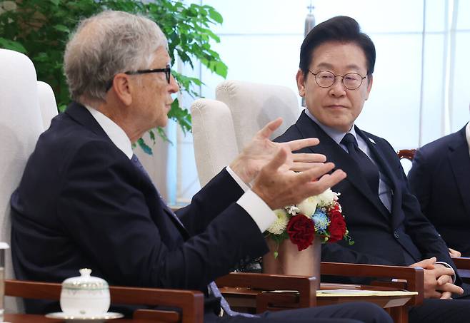 이재명 대통령이 8월21일 용산 대통령실에서 빌 게이츠 게이츠재단 이사장의 발언을 듣고 있다. ⓒ연합뉴스