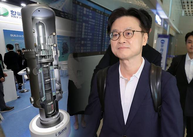 2024년 10월23일 경기도 고양시 킨텍스에서 열린 2024 하반기 붐업코리아 수출상담회 당시 한국수력 원자력 부스에 설치됐던 SMR 모형.(왼쪽 사진) 7월23일 김정관 산업통상자원부 장관이 대미 통상 협상과 관련해 인천국제공항을 통해 미국 워싱턴으로 출국하고 있다.(오른쪽 사진) ⓒ뉴스1·연합뉴스