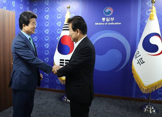 정동영 통일부 장관이 8월31일 정부서울청사에서 개성공단기업협회 회장단과 악수하고 있다. ⓒ연합뉴스