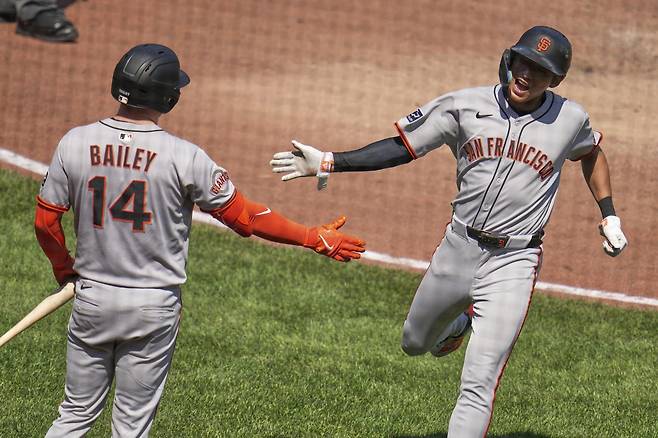 샌프란시스코 이정후(오른쪽)는 21일(한국시간) 샌디에이고전에서 6번타자 중견수로 선발출전해 4타수 1안타를 기록했다. 올 시즌 최다인 9경기 연속 안타 행진을 이어가고 있다.｜AP 뉴시스