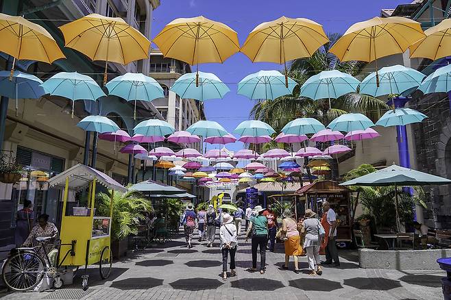 우산거리로 불리는 르 꼬당 워터프론트. 사진제공|팜투어