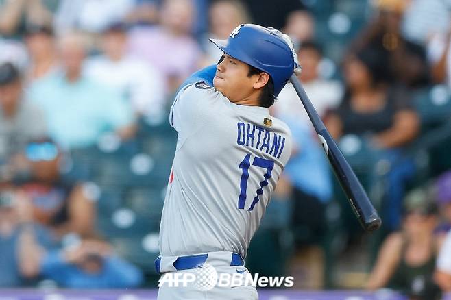 LA 다저스 오타니 쇼헤이가 20일(한국 시각) 콜로라도전에서 2회 솔로 홈런 타구를 응시하고 있다. /AFPBBNews=뉴스1