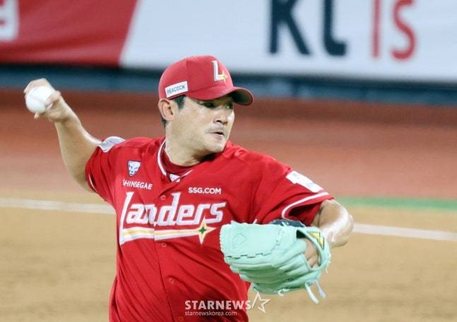 20일 KT전서 투구하는 노경은의 모습. /사진=강영조 선임기자