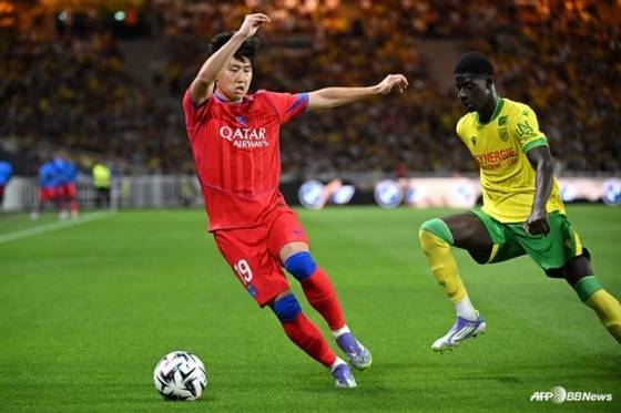 Lee Kang -in（左）は、フランスのStade de Laboju ARでの2025-2026シーズンのフランスリーグ1 1ラウンドFCナンテスで、18日の午前3時45分に相手を避けています。 /afpbbnews = news1