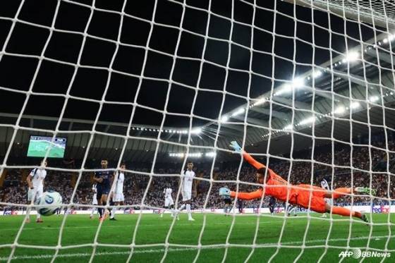 14일 오전 4시(한국시간) 이탈리아 블루에너지 스타디움에서 열린 2025 유럽축구연맹(UEFA) 슈퍼컵 결승 후반 도중 이강인의 왼발 슈팅이 토트넘 홋스퍼 왼쪽 골문 구석에 꽂히고 있다. /AFPBBNews=뉴스1