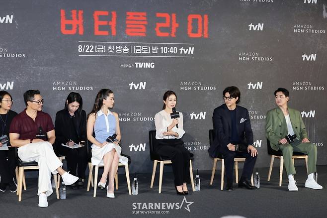 배우 대니얼 대 킴, 레이나 하디스티, 김태희, 김지훈, 션 리차드가 21일 오전 서울 CGV용산아이파크몰에서 진행된 아마존 오리지널 시리즈 '버터플라이' 기자간담회에 참석해 인사말을 하고 있다.  동명의 그래픽 노블을 원작으로 한 스파이 스릴러 시리즈 ‘버터플라이'(Butterfly)는 전직 미 정보요원 데이비드 정(대니얼 대 킴 분)과 그를 죽이기 위해 파견된 현직 요원 레베카(레이나 하디스티 분)의 쫓고 쫓기는 이야기로 오는 22일 국내 공개된다. /2025.08.21 /사진=이동훈 photoguy@
