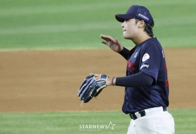 2025 신한 SOL Bank KBO리그 LG 트윈스 대 롯데 자이언츠 경기가 21일 서울 잠실야구장에서 열렸다.  롯데 선발 이민석이 5회말 무사에서 LG 문성주를 내야땅볼로 처리한 후 기뻐하고 있다. /사진=김진경 대기자