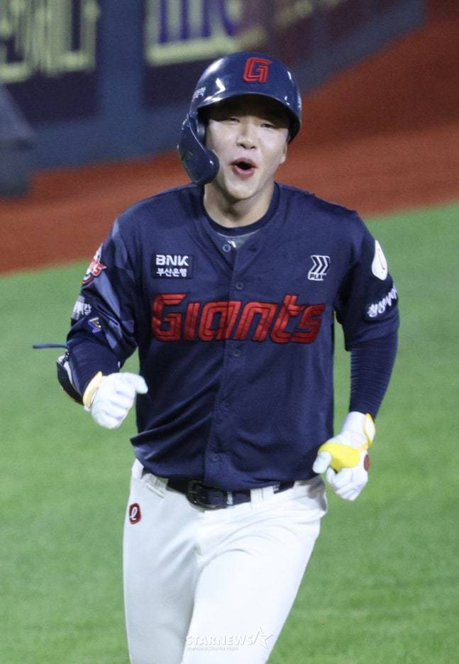2025 신한 SOL Bank KBO리그 LG 트윈스 대 롯데 자이언츠 경기가 21일 서울 잠실야구장에서 열렸다.  롯데 이호준이 4회초 무사에서 LG 선발 치리노스를 상대로 우월 1점 홈런을 날리고 홈인하고 있다. /사진=김진경 대기자