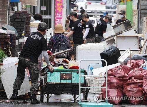 로카티 입고 수해 복구 작업 하는 군 장병들 [연합뉴스 자료사진]