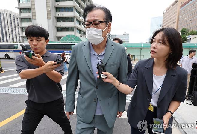 영장심사 포기한 건진법사 전성배 씨, 특검 인치 (서울=연합뉴스) 이동해 기자 = 영장심사를 포기한 건진법사 전성배 씨가 21일 민중기 특별검사팀 사무실이 마련된 서울 종로구 KT 광화문빌딩 웨스트에서 대기하기 위해 출석하고 있다. 
    전 씨는 이날 오전 10시 30분에 영장실질심사를 받을 예정이었지만 심사 포기 의사를 밝혔다. 2025.8.21 eastsea@yna.co.kr