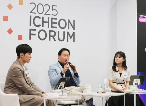 이천포럼 2025 참석한 최태원 SK그룹 회장 최태원 SK그룹 회장이 지난 20일 SK서린사옥에서 열린 '이천포럼 2025' 폐막 세션에서 구성원들과 질의응답 시간을 갖고 있다. [SK그룹 제공. 재판매 및 DB 금지]
