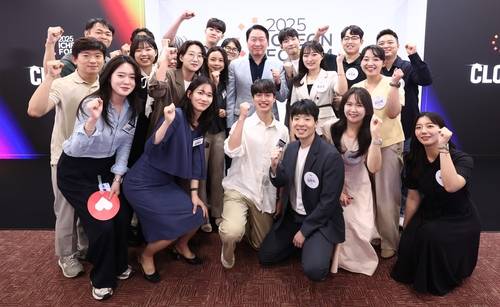 이천포럼 2025 참석한 SK그룹 구성원들과 최태원 회장 최태원 SK그룹 회장이 지난 20일 SK서린사옥에서 열린 '이천포럼 2025'에 참여한 구성원들과 기념사진을 촬영하고 있다. [SK그룹 제공. 재판매 및 DB 금지]