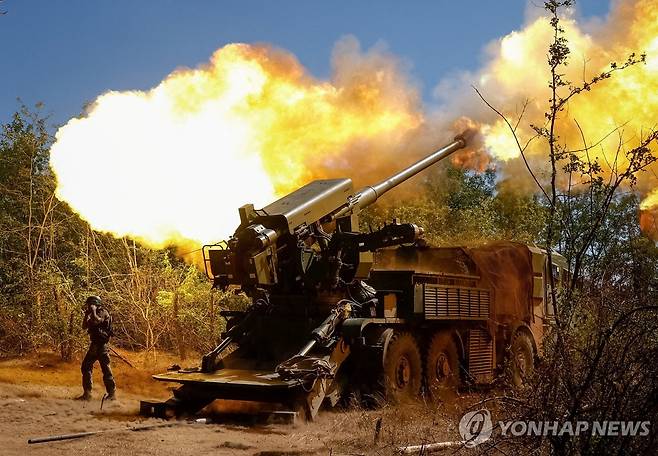 러시아군에 포격하는 우크라이나 포병 (우크라이나 자포리자주 로이터=연합뉴스) 2025년 8월 20일 우크라이나군의 제44 독립포병여단 소속 군인이 전선 근처에서 2S22 보흐다나 자주포를 러시아군에 발사하고 있다. (REUTERS/Maksym Kishka) 2025.8.21.