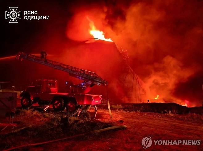 불타는 오데사의 연료 저장고 (오데사 로이터=연합뉴스) 2025년 8월 20일 우크라이나 오데사에서 러시아군 드론의 공격을 받은 연료 저장 시설에 불이 붙은 가운데 소방수가 진화 작업을 하고 있다. (Press service of the State Emergency Service of Ukraine in Odesa region/Handout via REUTERS) [오데사 지역 우크라이나 국가재난청 공보실 제공. 크레딧 원문 및 사진에 표시된 로고 원형 유지 필수] 2025.8.21.
