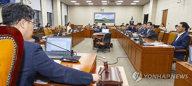 노조법 2·3조 개정안, 국회 환노위 통과 (서울=연합뉴스) 황광모 기자 = 윤석열 전 대통령이 거부권(재의요구권)을 행사했던 '노란봉투법'(노조법 2·3조 개정안)이 지난달 28일 국회 환경노동위원회에서 여당 주도로 처리되고 있다. 2025.7.28 hkmpooh@yna.co.kr