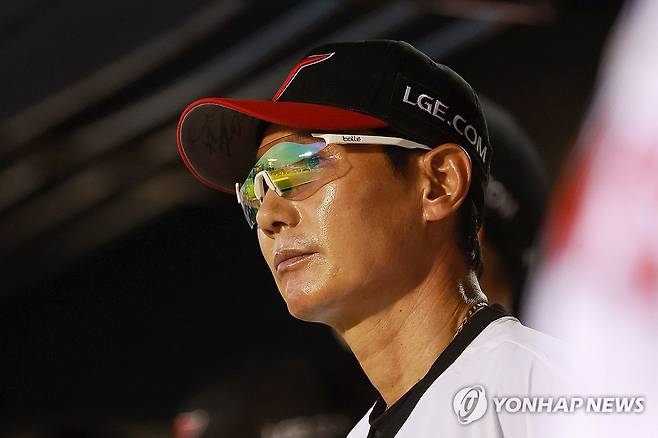 경기 지켜보는 염경엽 감독 (서울=연합뉴스) 신현우 기자 = 20일 서울 잠실야구장에서 열린 프로야구 2025 신한 SOL 뱅크 KBO리그 롯데 자이언츠와 LG 트윈스의 경기.
    LG 염경엽 감독이 경기를 지켜보고 있다. 2025.8.20 nowwego@yna.co.kr