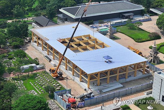 경주 APEC 앞두고 만찬장 조성 공사 한창 (경주=연합뉴스) 윤관식 기자 = 21일 경북 경주시 경주국립박물관에서 언론인 초청 APEC 현장 준비상황 설명회가 열린 가운데 APEC 정상회의 만찬장 조성 공사가 진행되고 있다. 2025.8.21 psik@yna.co.kr
